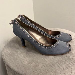 PREDICTIONS Denim Blue Suede Lace-Threading w/Back Bow Peep Toe Pumps